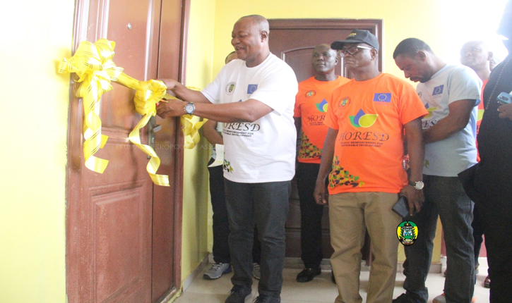HON. SAM PYNE AND MR. KWADWO AKUAMOAH BOATENG CUTTING THE TAPE