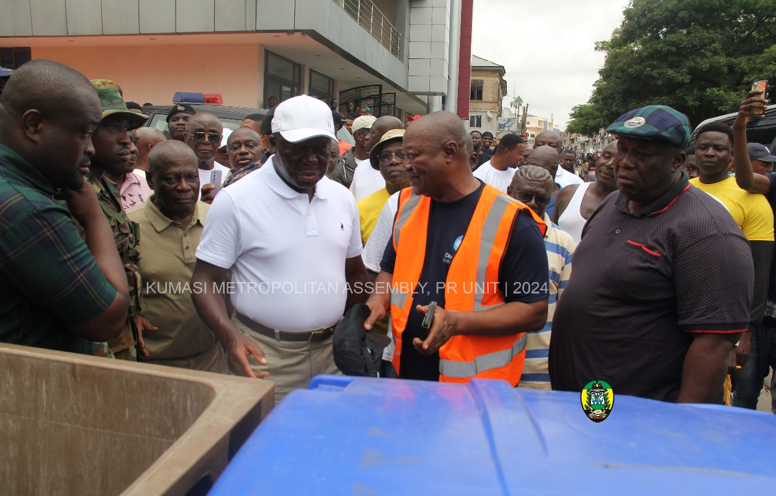 Hon. Samuel Pyne in a chat with Otumfuo on how the KMA is managing waste in Kumasi.