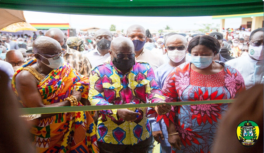 President Akufo-Addo cutting the tape to officially open the facility