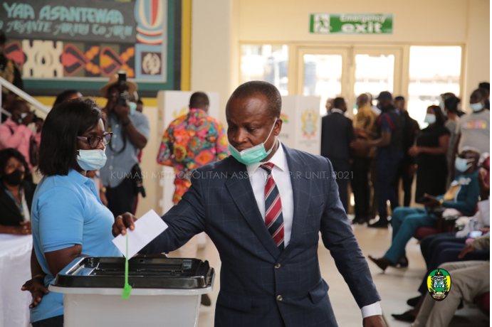 KMA Presiding Member casting his vote.